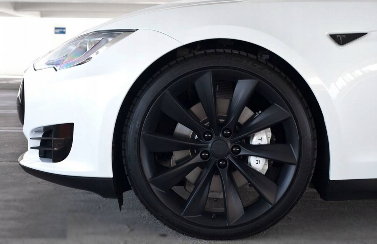 Tesla på sorte alufælge