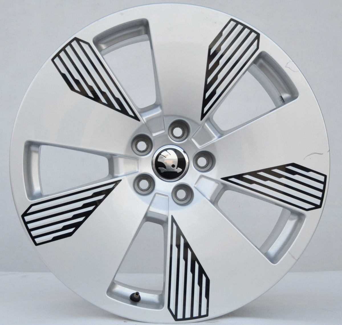 Audi (originale OEM) 4KE601025LUSZKODZONE Alufælge 19" 8J 5x112 ET34 – Sølv (sæt á 4)