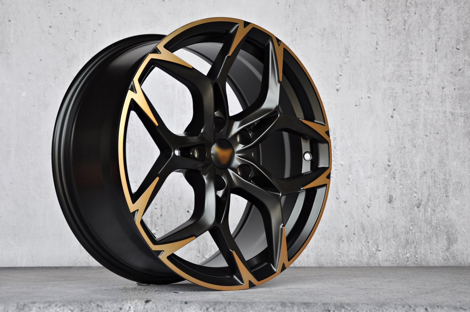 PDW 5572/544/FBX220 Alufælge 18" 5x112 ET40 – Sort/półmatowy miedziany (sæt á 4)