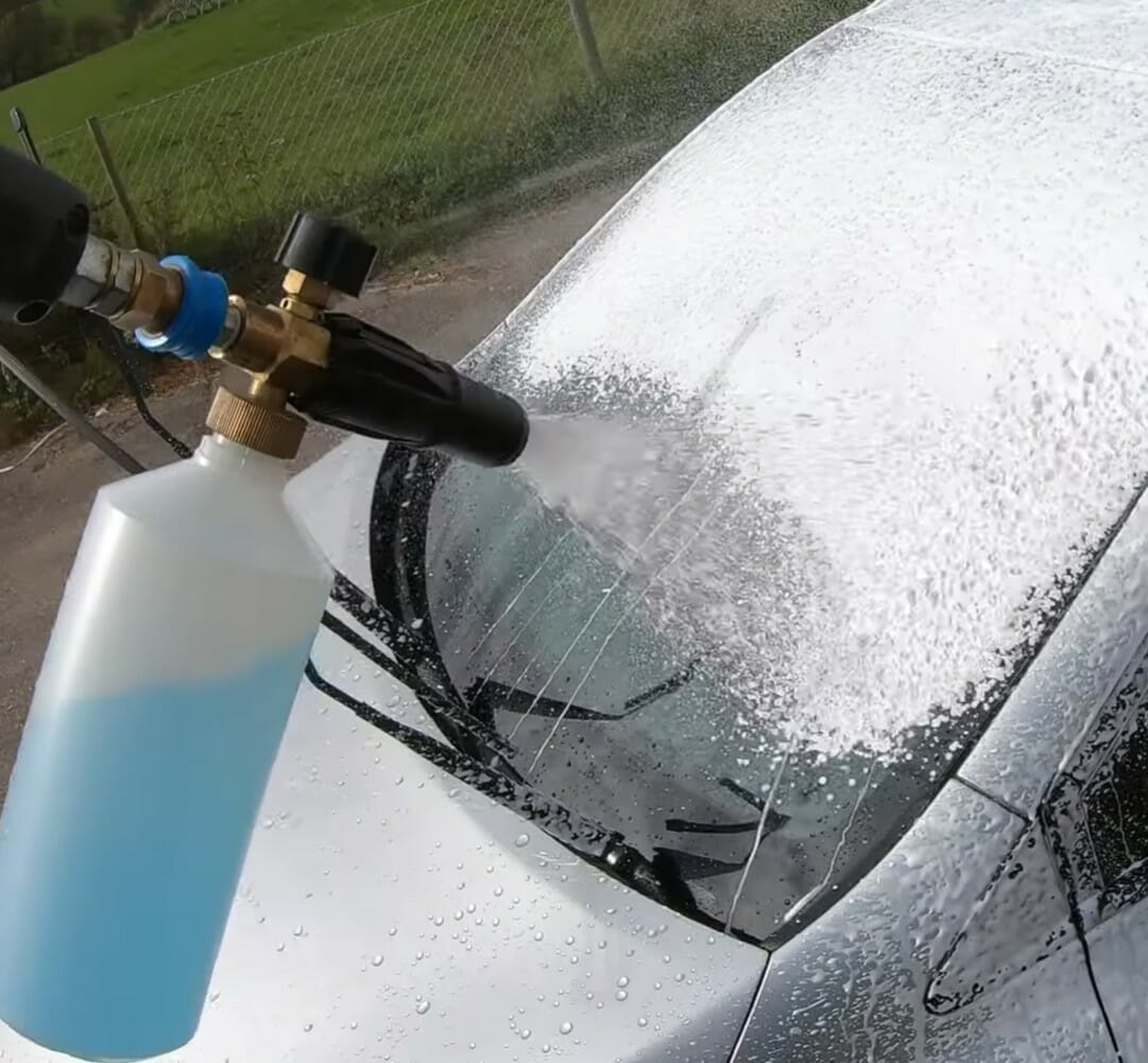 Forvaskeprodukt sprøjtes på bilen