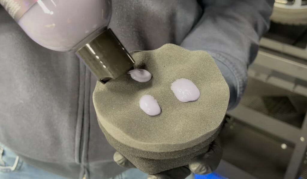 Kom Auto Glanz TT Serum på appliaktoren