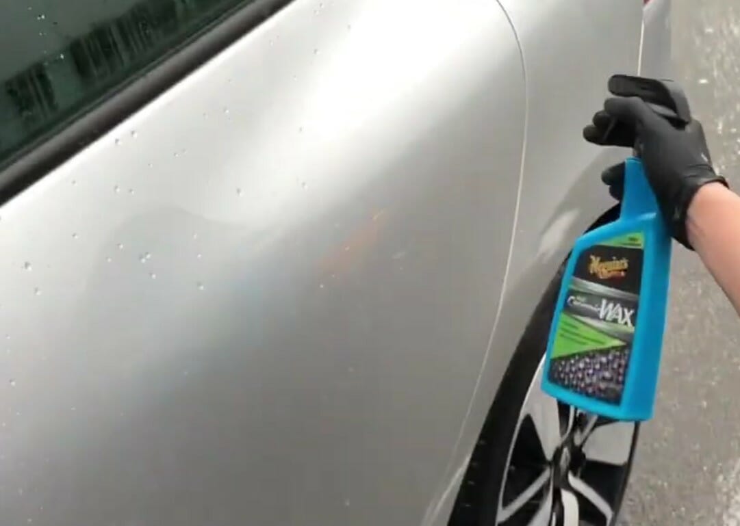 Meguiars Hybrid Ceramic Wax sprøjtes på lakken