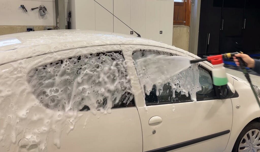 Skum kommes på bilen med skumlanse til vandslange