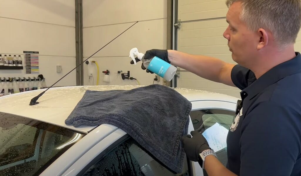 Spray produktet på tørrehåndklædet
