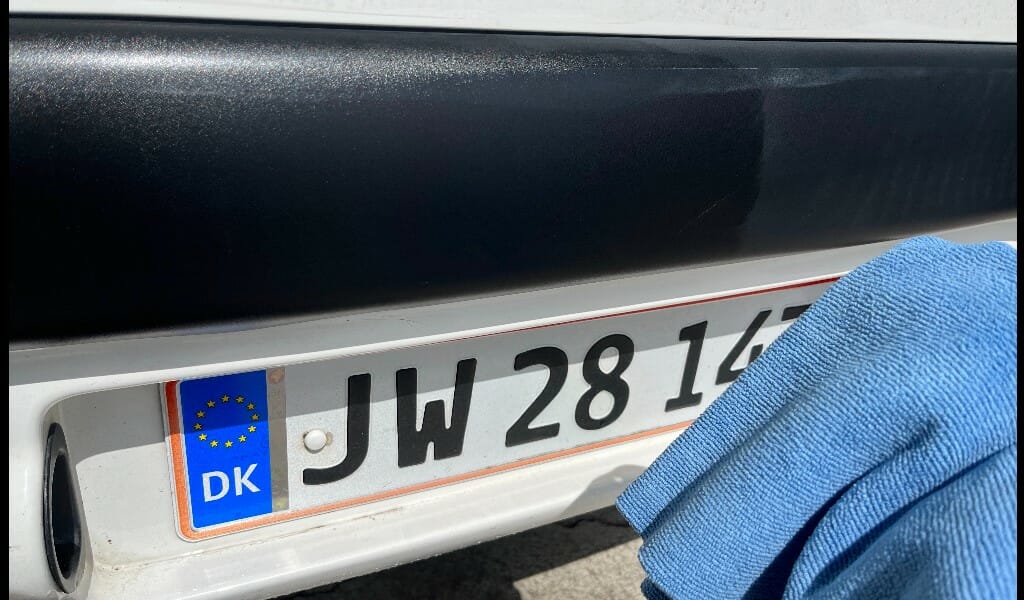 Tør overskudsprodukt af med mikrofiberklud