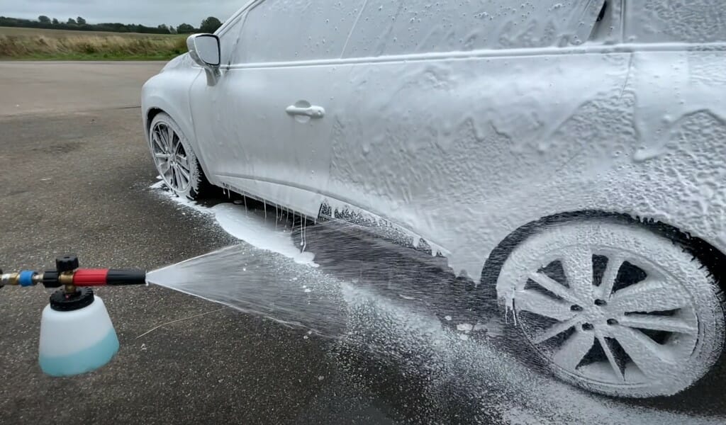 Tyk skum på bil med Piste og SnowStorm